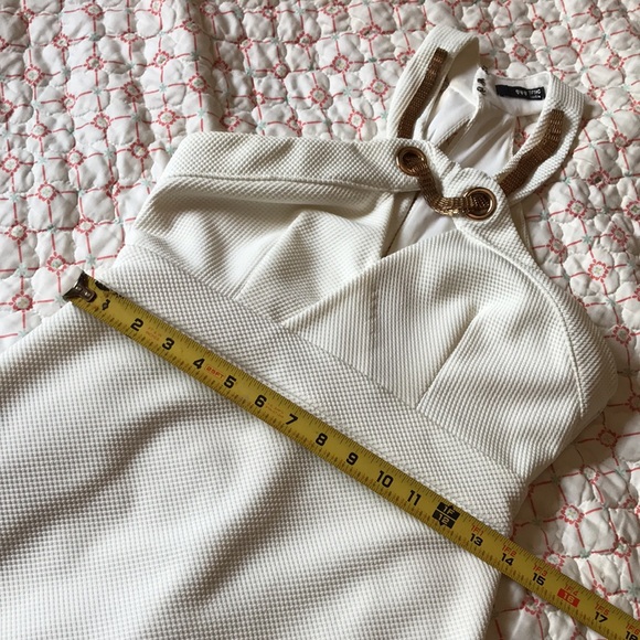 Cut out halter dress with chain detail - Picture 8 of 10